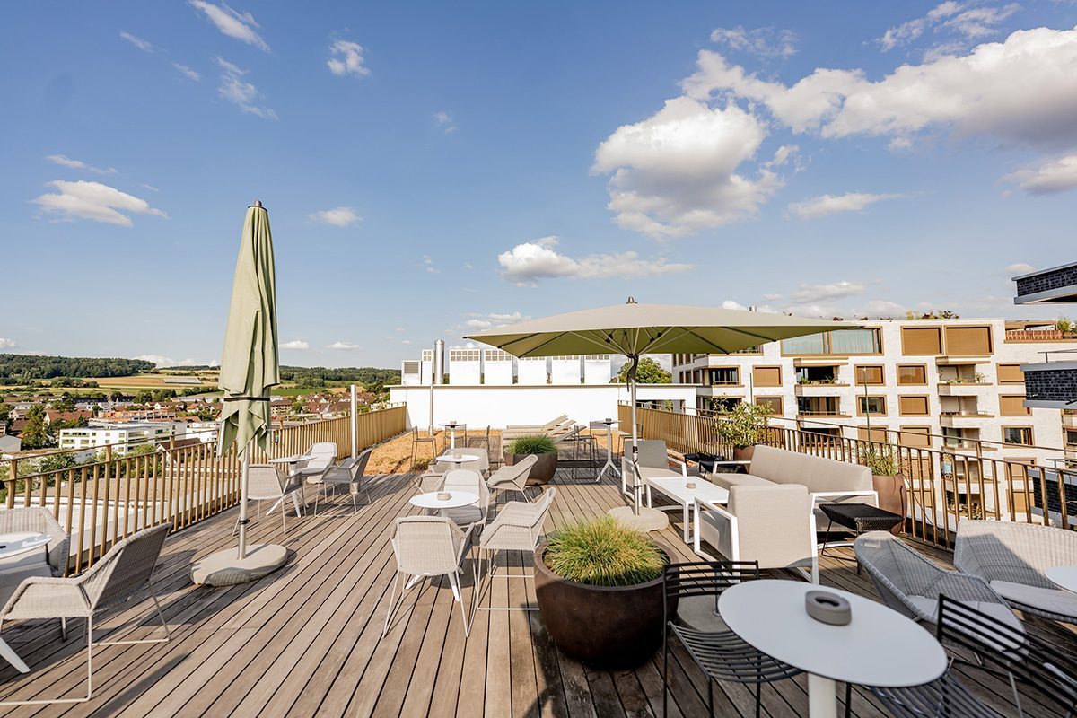 Dachterrasse der Rooftop Bar Tschadun PIZ im Hotel Allegra Lodge mit Sitzgelegenheiten