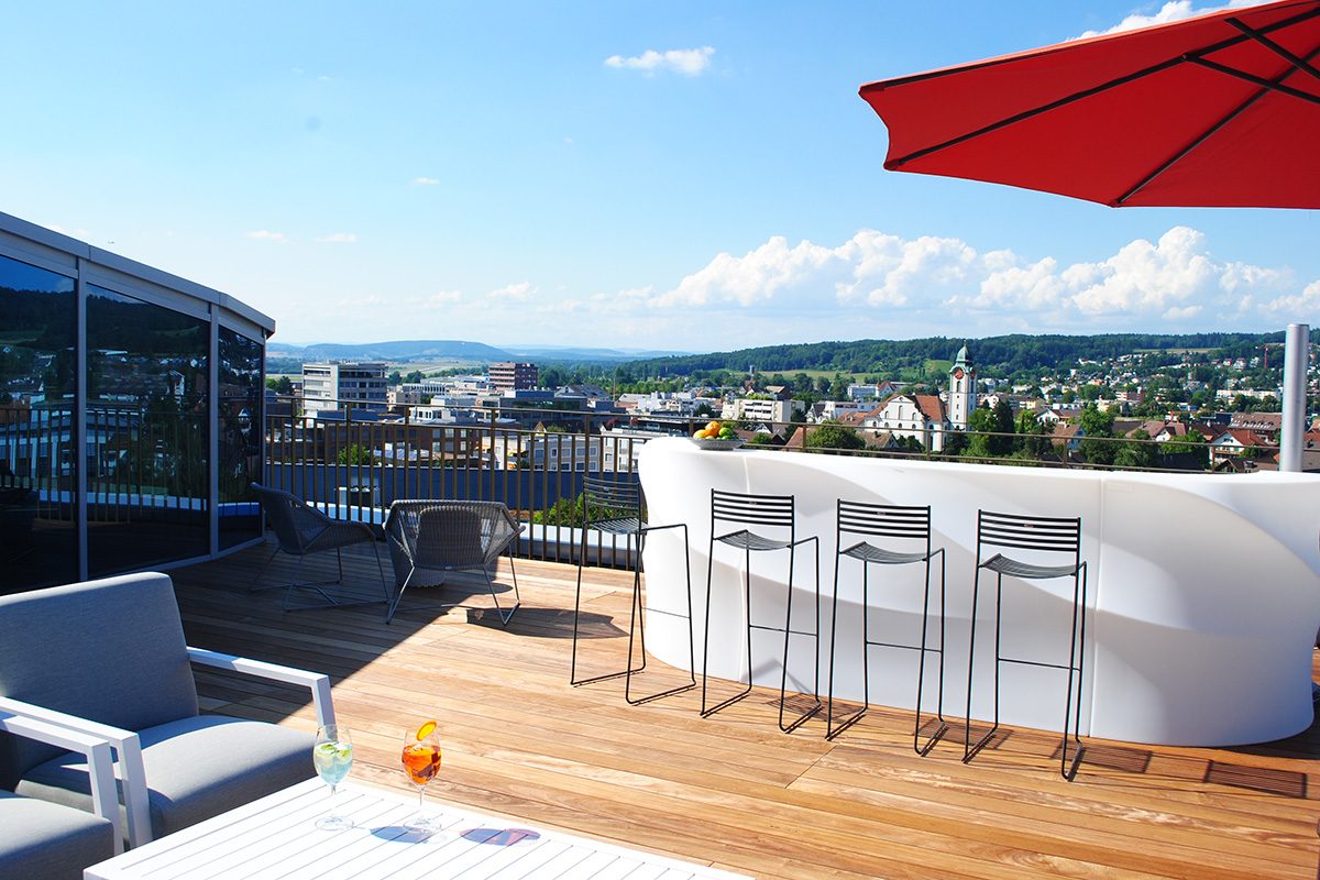 Dachterrasse der Rooftopbar Tschadun PIZ auf dem Hotel Allegra Lodge